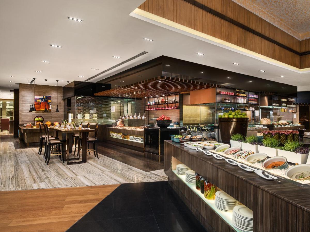 The St. Regis Mumbai Hotell Eksteriør bilde The buffet at The Mira