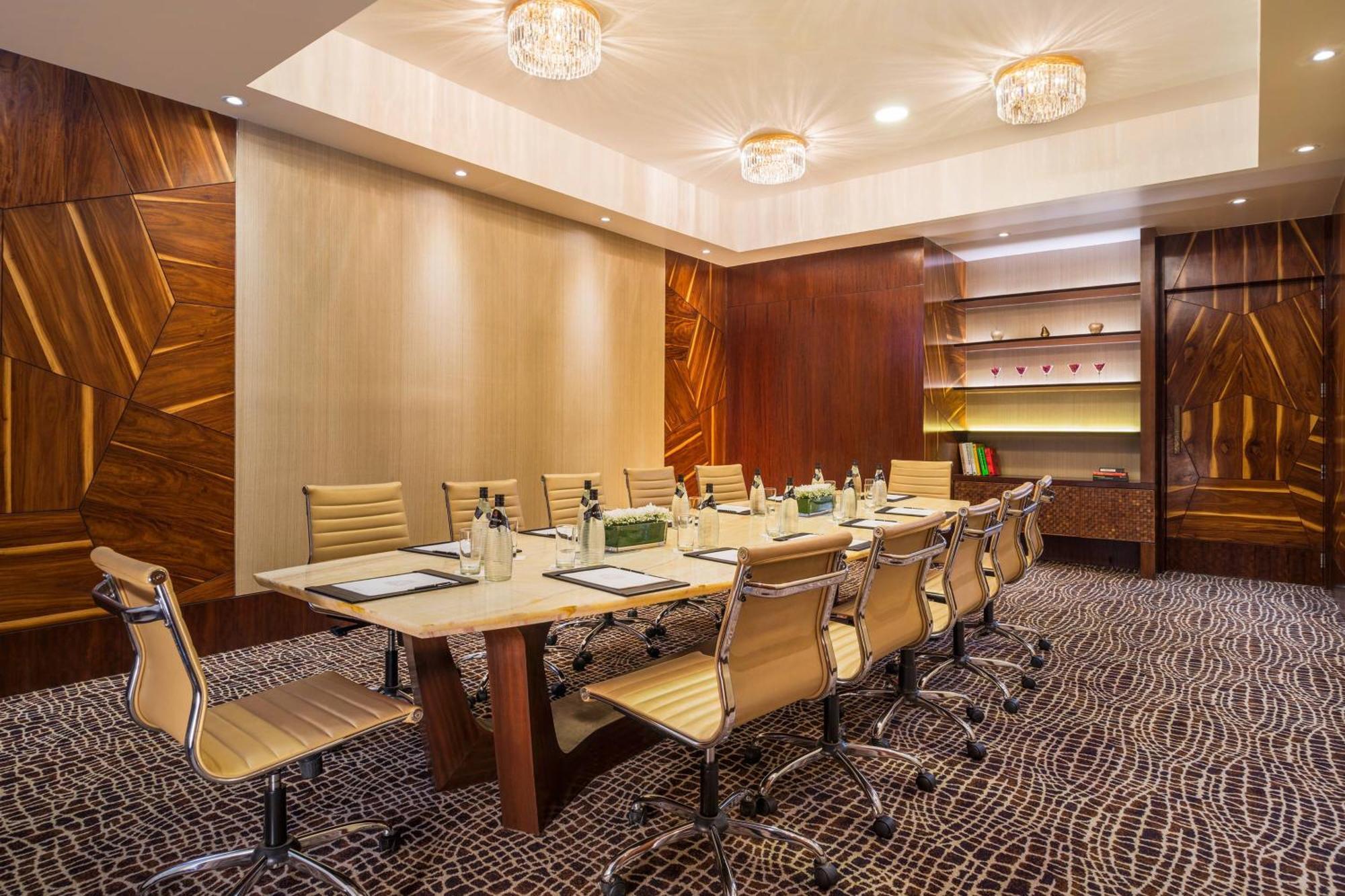 The St. Regis Mumbai Hotell Eksteriør bilde Meeting room at the hotel