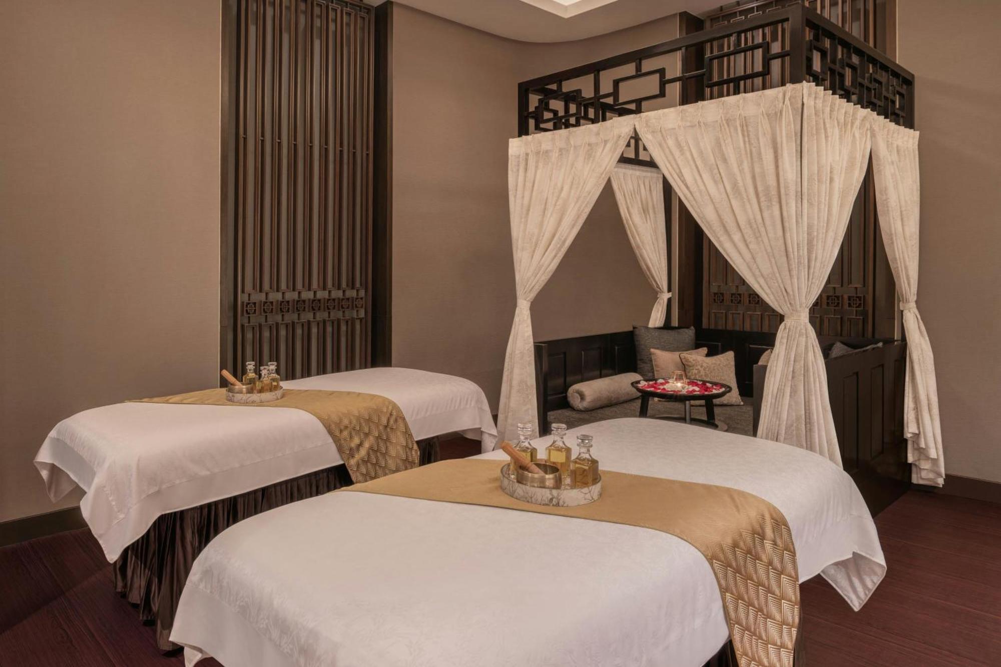 The St. Regis Mumbai Hotell Eksteriør bilde A spa treatment room at the Royal Spa