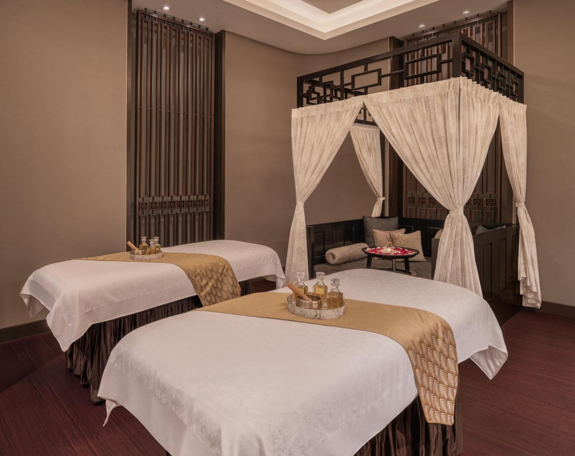 The St. Regis Mumbai Hotell Eksteriør bilde A spa treatment room at the Royal Spa